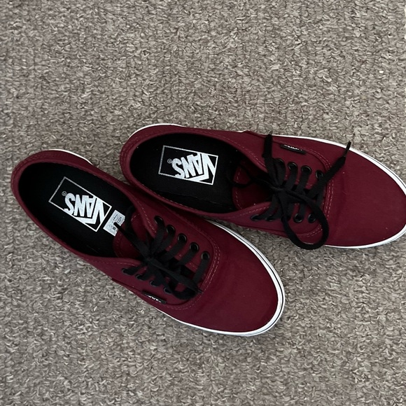 VANS Size 6 burgundy sneakers with black laces! - Picture 6 of 6